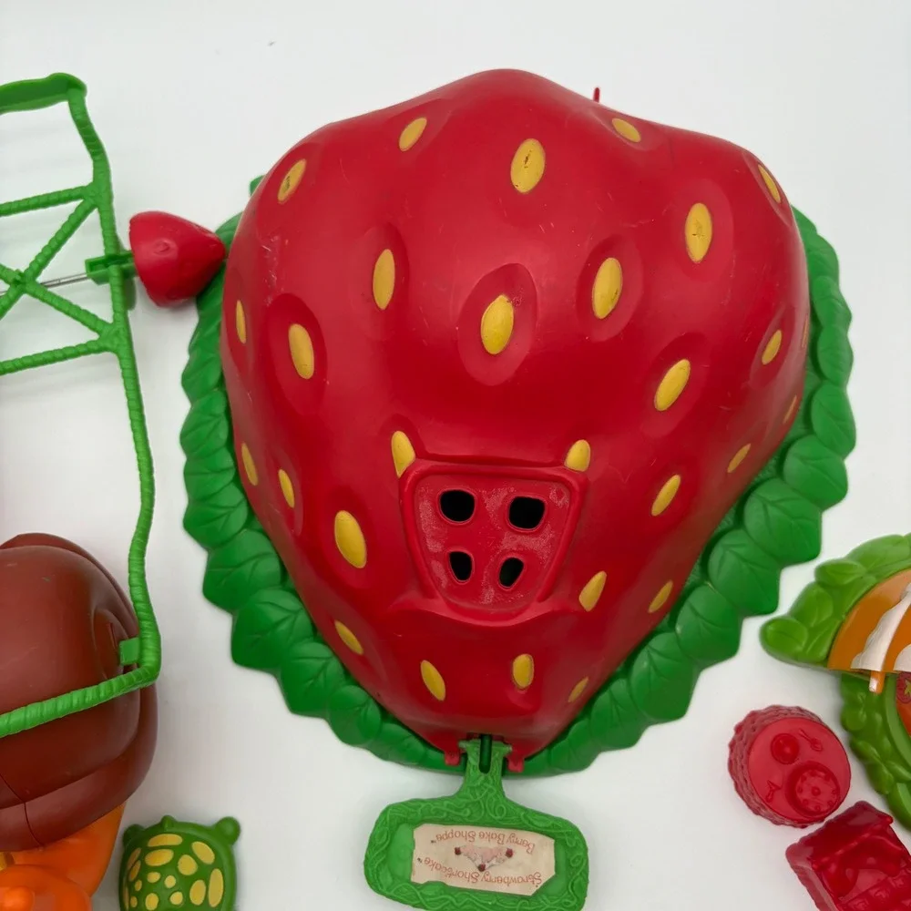 Vintage 1980s‎ Strawberry Shortcake Berry Bake Shoppe & Snail Cart Playset Lot
